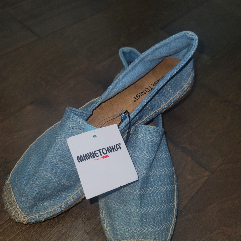 NWT Minnetonka Flats Women's size 9M Light Blue Fashion